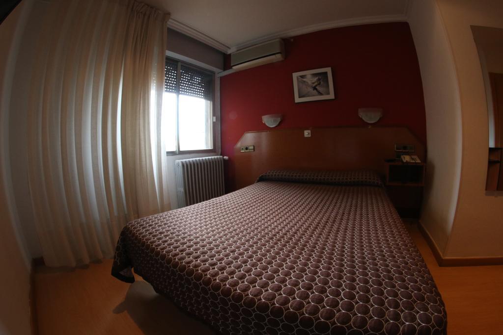 Hostal Cataluna ซาราโกซา ภายนอก รูปภาพ